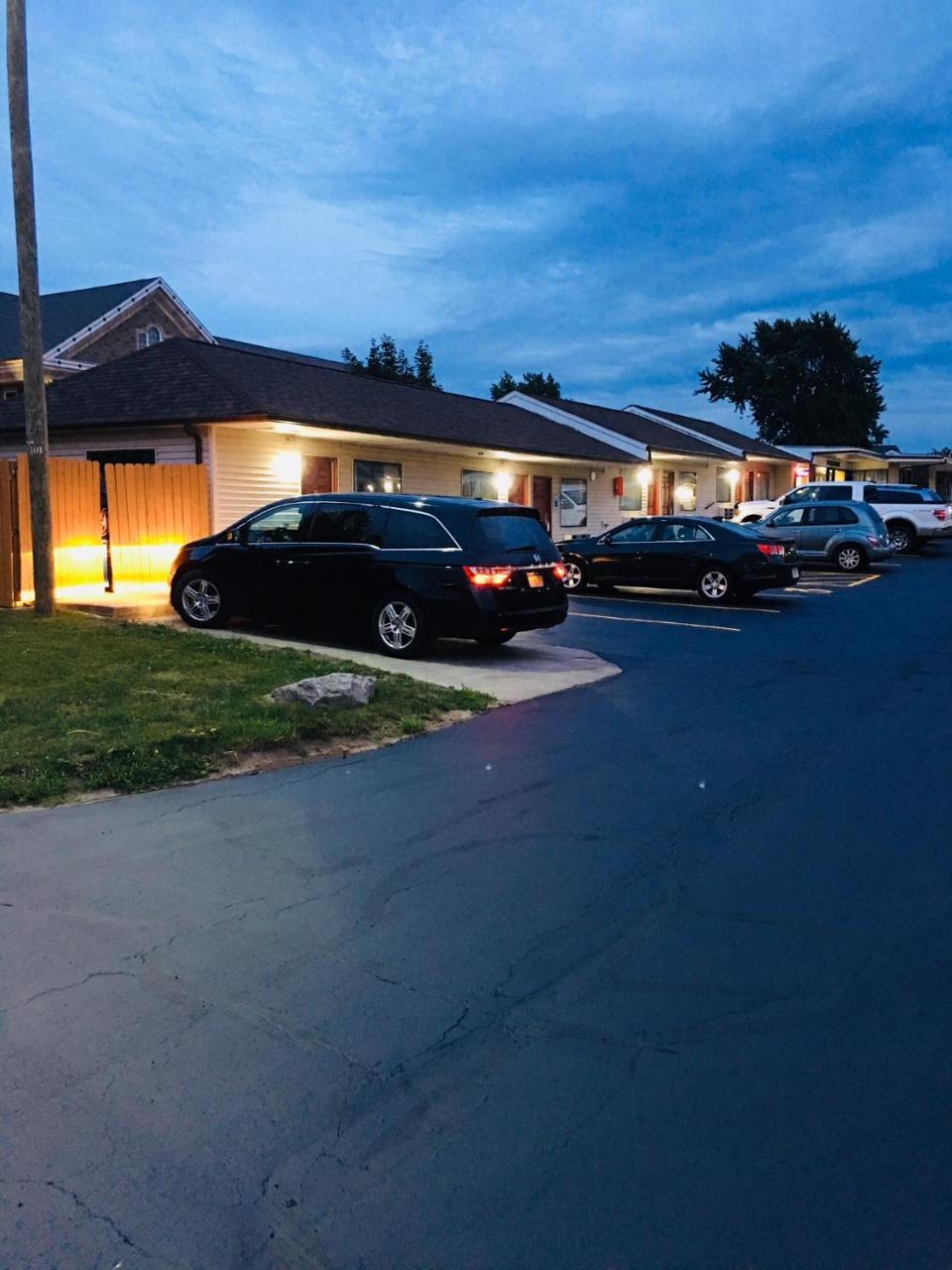Budget Inn Williamsville Eksteriør bilde